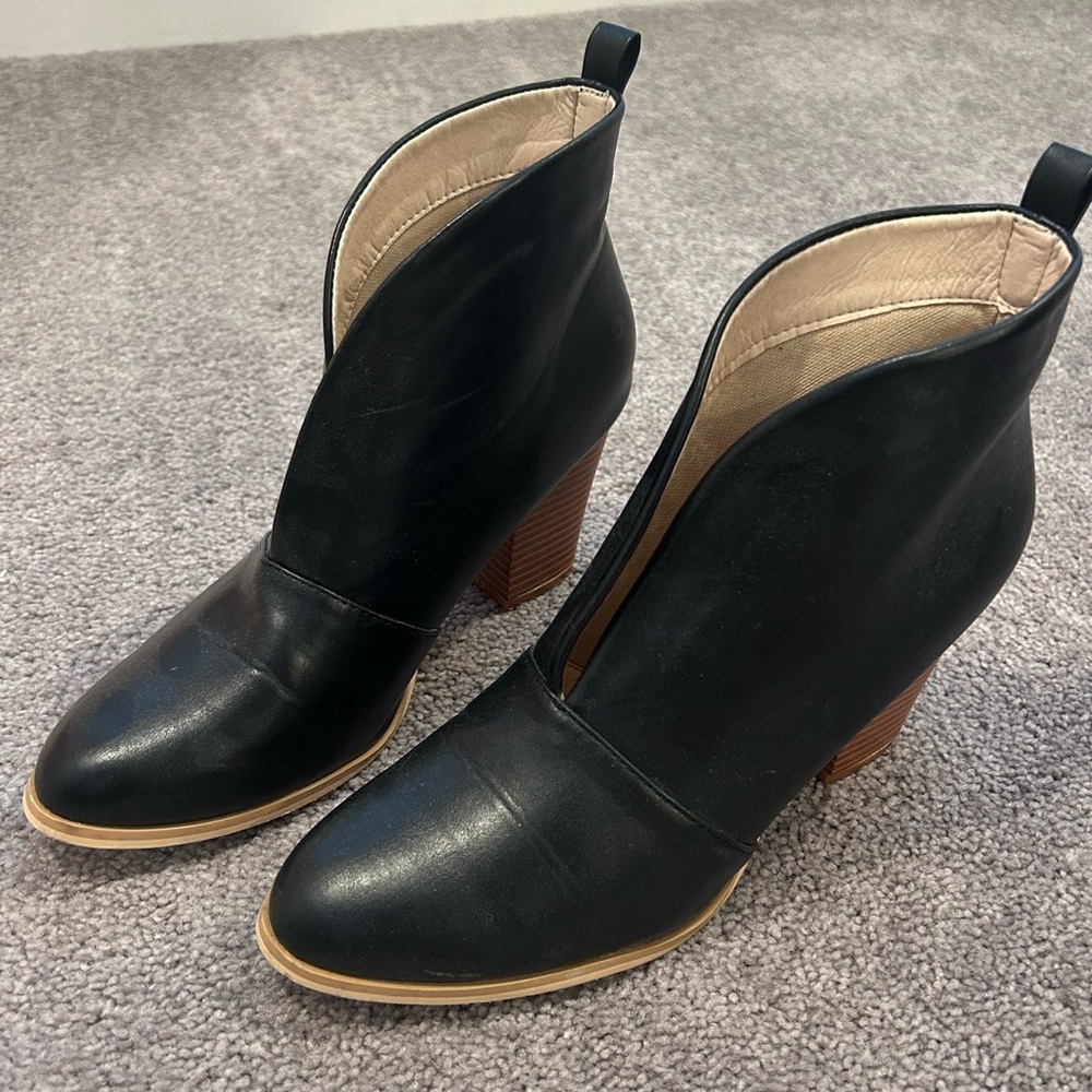 Black ankle booties! Great condition! Size 8
